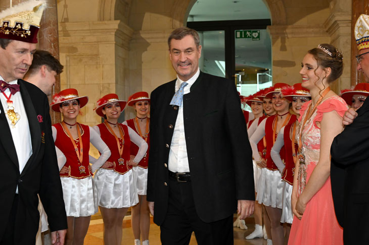 Prinzessin Sofia I. der Endorfer Faschingsgilde legte symbolisch die Schere an bei Ministerpr&auml;sident Dr. Markus S&ouml;der: die Krawatte ist ab (&copy;Foto: Ingrid Grossmann) 